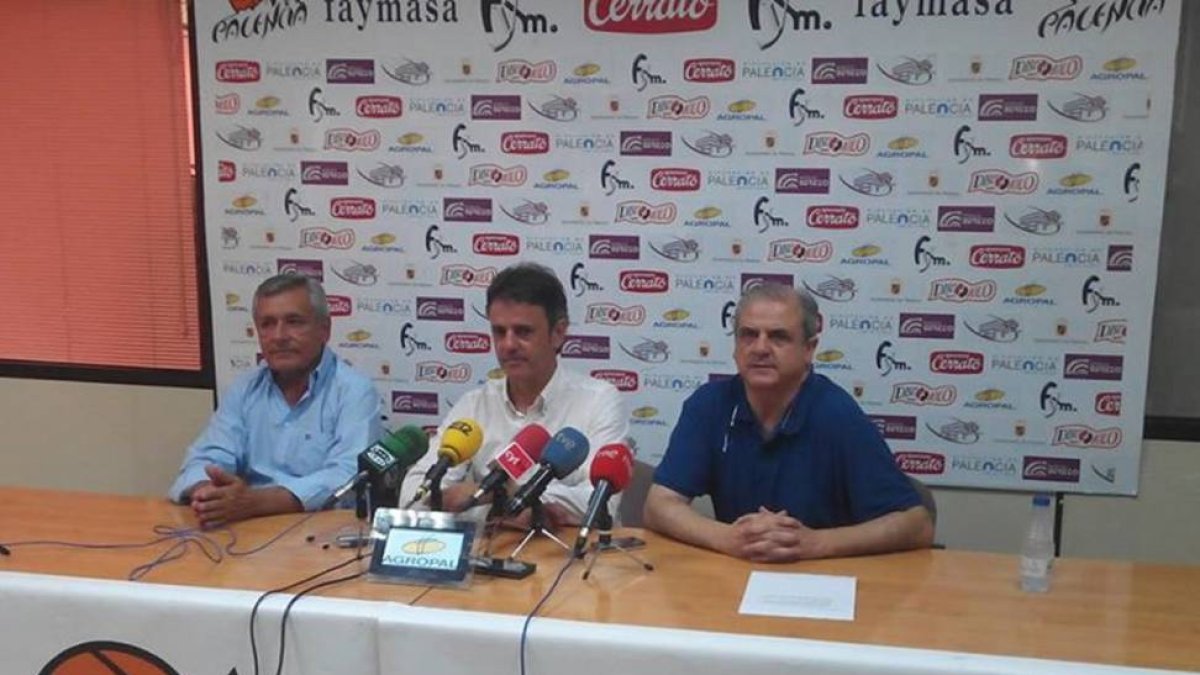 El entrenador vallisoletano dirigirá al Quesos Cerrato Palencia en la próxima temporada, con la intención de llevar al equipo morado, actualmente en la Liga LEB Oro, a la ACB. Ayer fue presentado en el polideportivo Marta Domínguez, que será su casa al m-CB Palencia