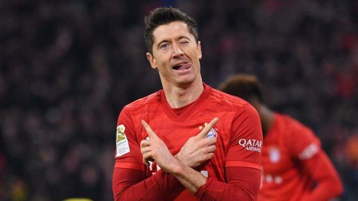Robert Lewandowski celebra el primer gol del partido.-AFP / SVEN HOPPE