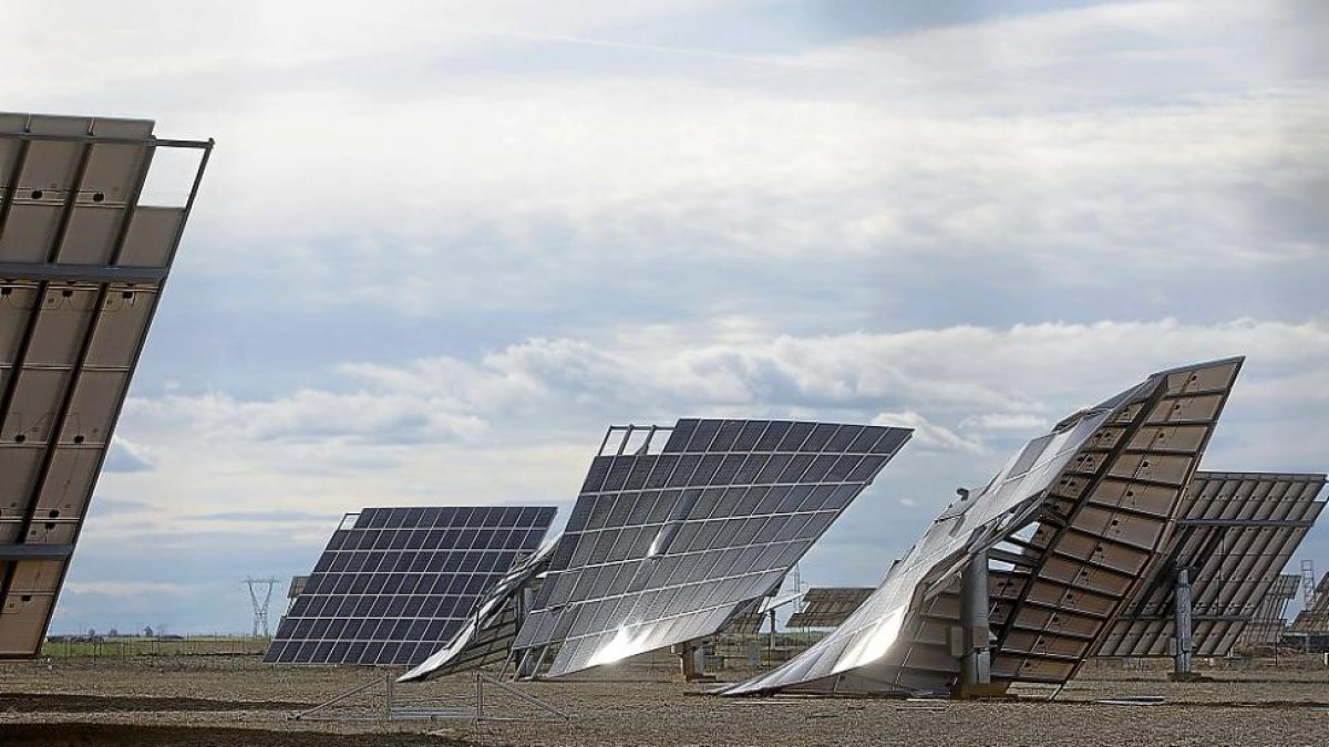 Paneles solares doblados por la fuerza del viento en la finca de La Mudarra.-J. CASTILLO