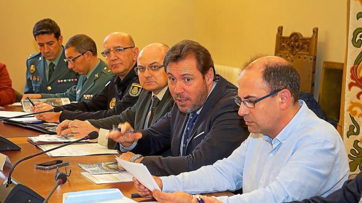 Mandos policiales junto al alcalde, el subdelegado y el concejal de Movilidad en la Junta de Seguridad.-E. M.