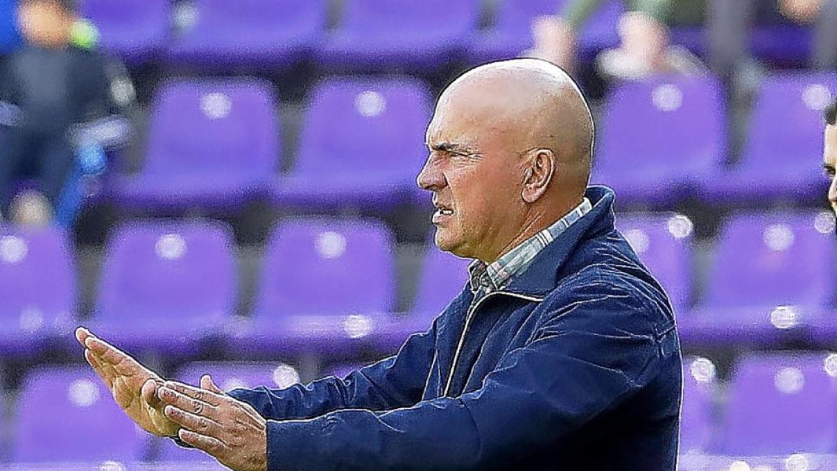 Luis César pide calma a sus jugadores en un partido anterior.-J.M.LOSTAU