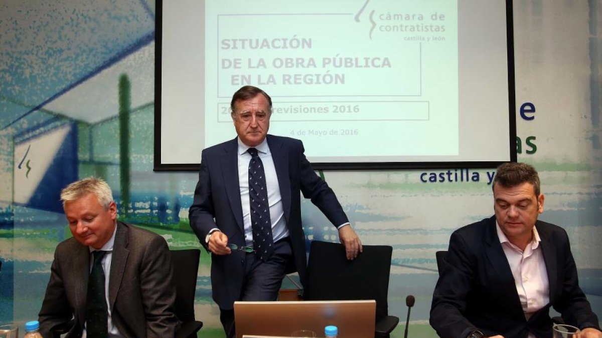 El presidente de la Cámara de Contratistas de Castilla y León, Enrique Pascual, presenta en rueda de prensa el balance de licitación de 2015 y las previsiones para 2016-ICAL