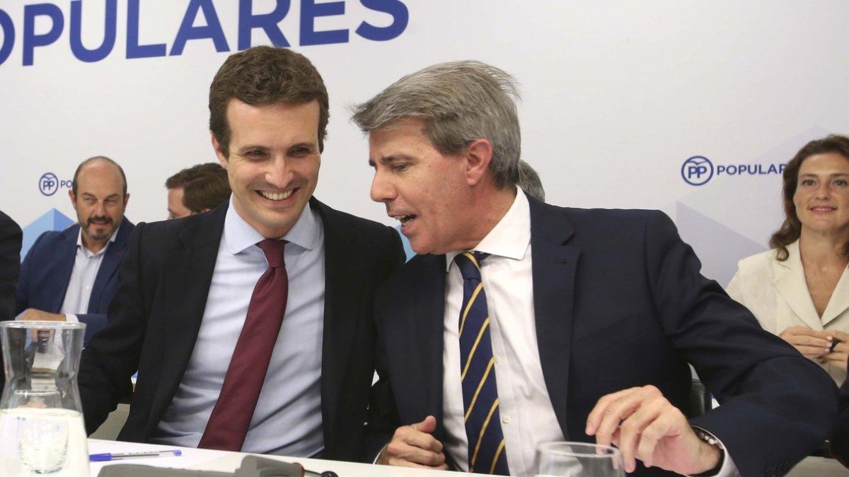 El presidente del PP, Pablo Casado, junto al presidente de la Comunidad, Ángel Garrido.-DAVID CASTRO