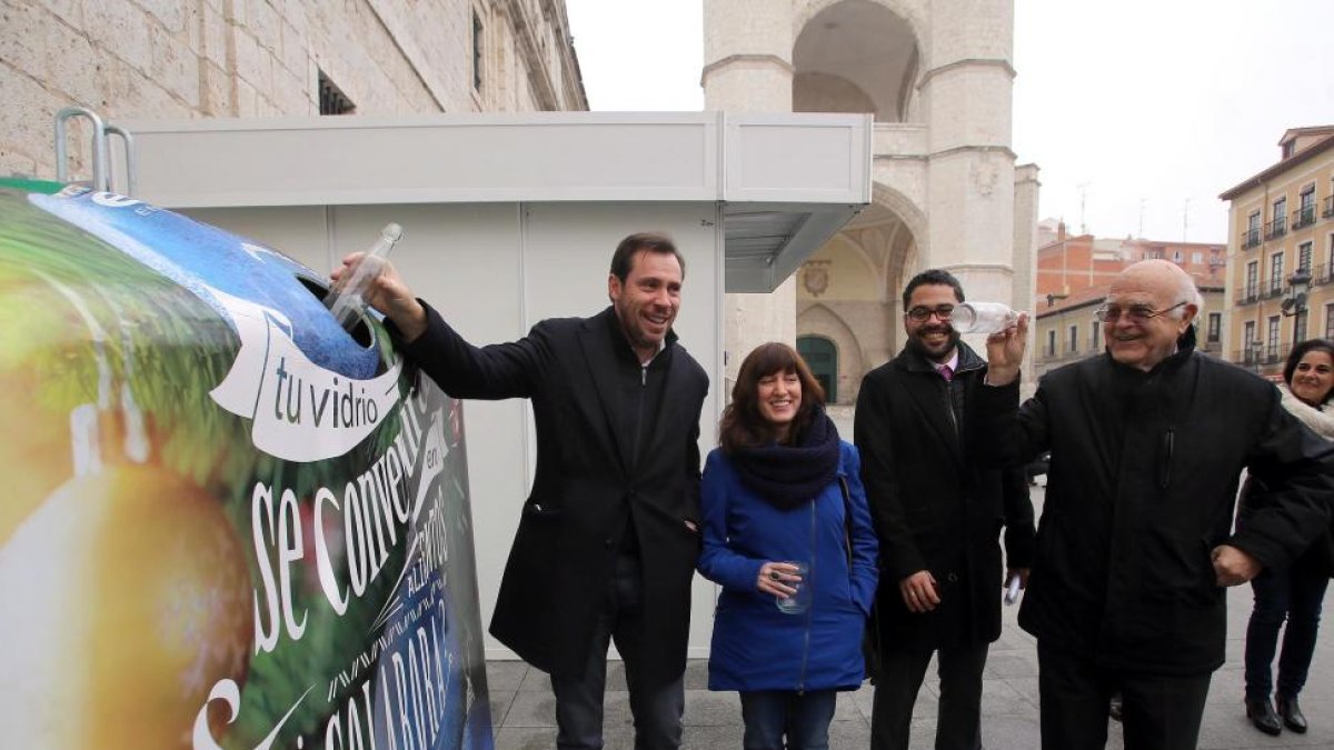 El alcalde de Valladolid, Oscar Puente, la concejala de Medio Ambiente, María Sánchez, el presidente del Banco de Alimentos, Jesús Mediavilla, y un representante de Ecovidrio, presentan la Campaña Solidaria de Navidad y Banco de Alimentos-Ical