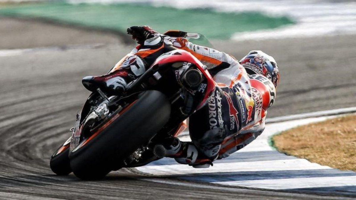 Dani Pedrosa (Honda), en una de sus plegadas en el último ensayo de hoy en Tailandia.-REPSOL-HONDA / FREDIEMAN KIM