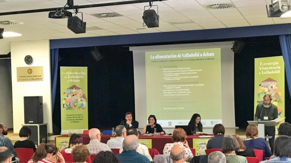 Óscar Puente, María Sánchez y Verónica García, durante la presentación de propuestas al borrador.-TWITTER