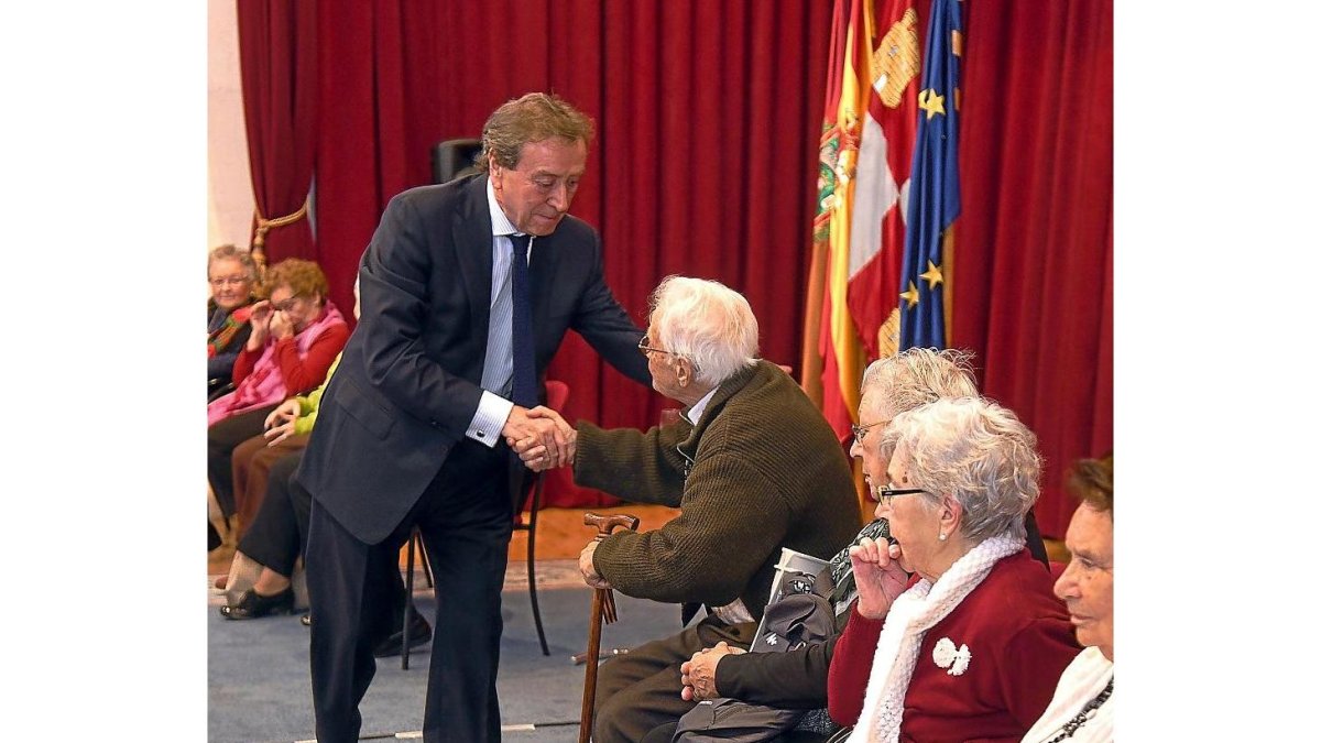 El vicepresidente da la mano a uno de los niños que huyeron de la guerra.-ICAL
