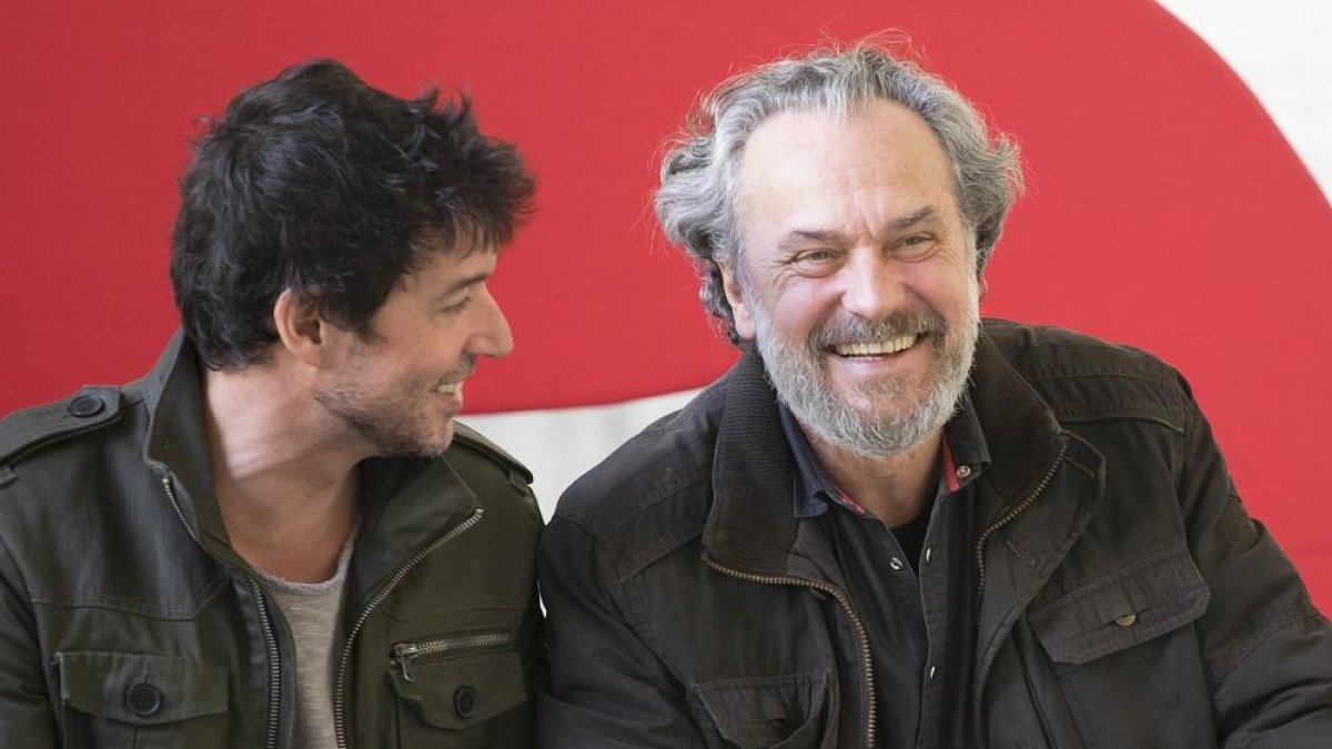 El equipo de la película de la Sección Oficial ‘Tu hijo’, de Miguel Ángel Vivas, que inaugura el certamen, posan en el Patio Herreriano. En la imagen José Coronado junto al director-ICAL