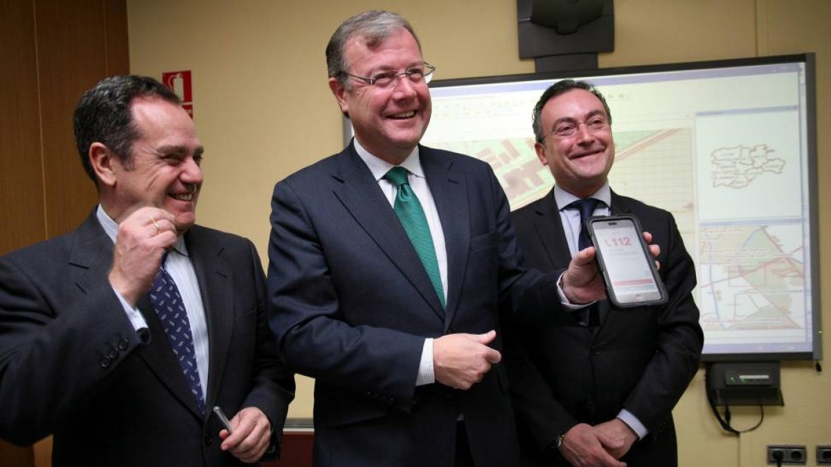 El consejero de Fomento y Medio Ambiente, Antonio Silván, junto al director general de la Agencia de Protección Civil de Castilla y León, Fernando Salguero (D), y el delegado territorial, Pablo Trillo (I)-Ical