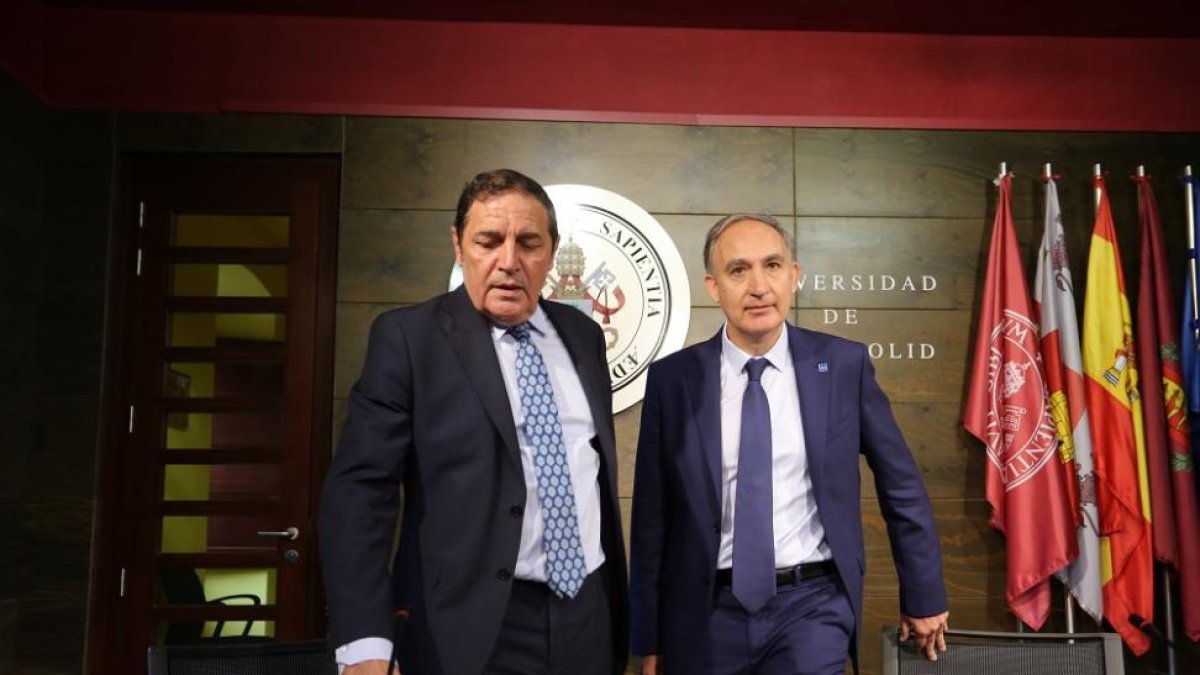 Antonio María Sáez, y el rector de la Universidad de Valladolid, Antonio Largo.-ICAL