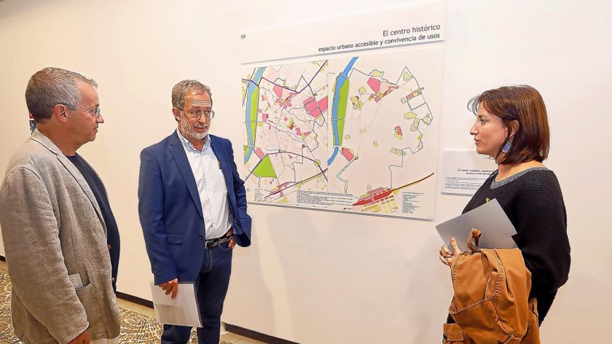 Pablo Gigosos, director de ára de Urbanismo, Manuel Saravia y María Sánchez, en la exposición.-J.M. LOSTAU