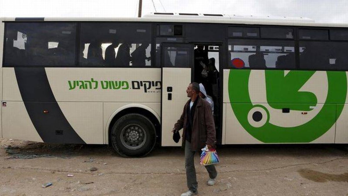 Obreros palestinos bajan de su autobús para cruzar a la franja de Gaza, a través del control militar de Eyal, cerca de Qalquilya, en marzo del 2013.-Foto: REUTERS / BAZ RATNER