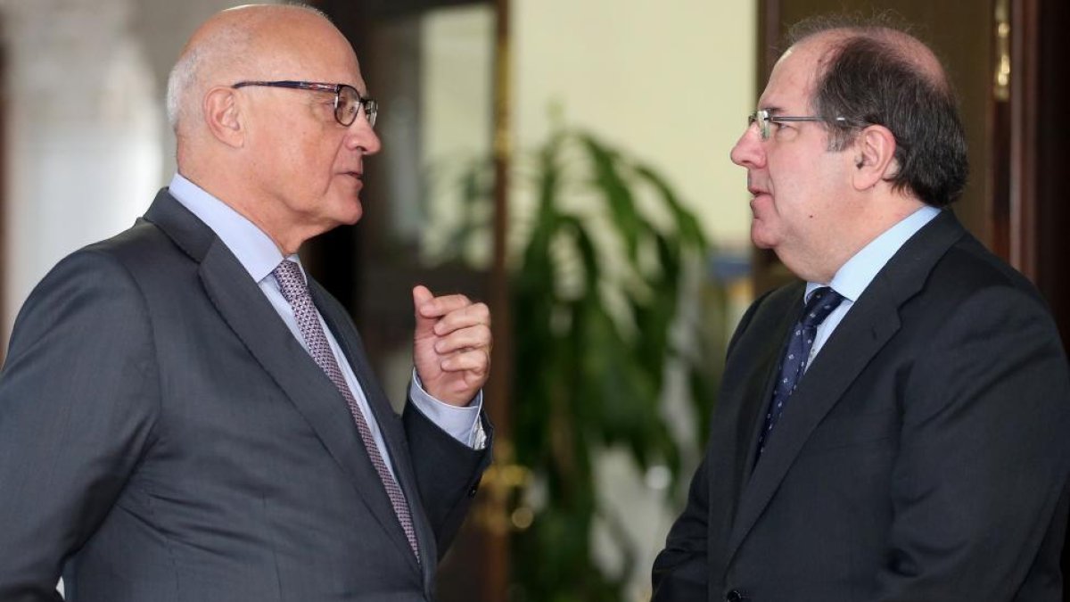 El presidente de la Junta de Castilla y León, Juan Vicente Herrera (D), se reúne con el presidente de El Banco de Sabadell, Josep Oliu Creus (I)-Ical