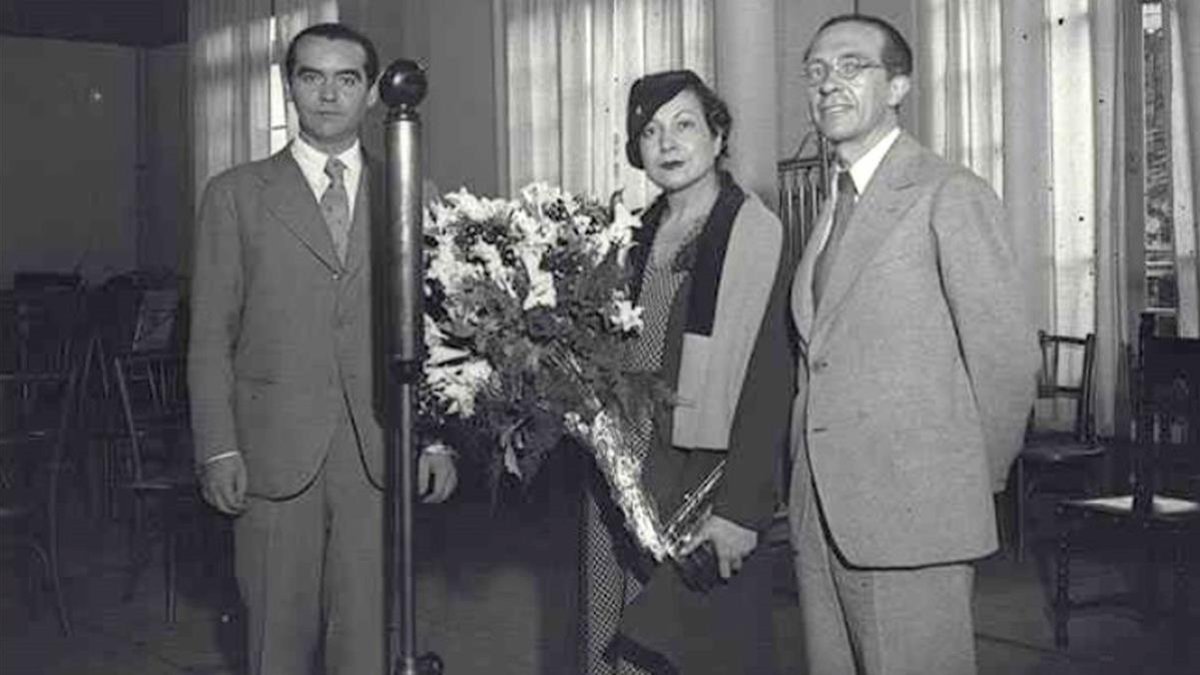 Federico Garcia Lorca junto a la actriz Margarita Xirgu y el dramaturgo Cipriano Rivas Cherif, en Barcelona en 1931. /-JOSEP BRANGULI