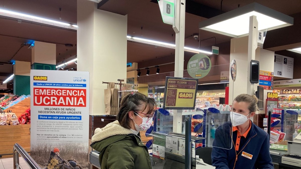 Cártel de la campaña de ayuda a Ucrania en un supermercado Gadis.- E. M.