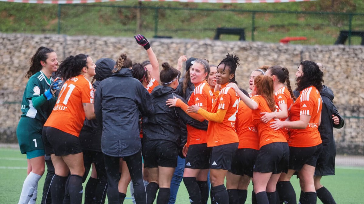 Las jugadoras del Parquesol celebran la victoria ante el Deportivo. / PHOTOGENIC