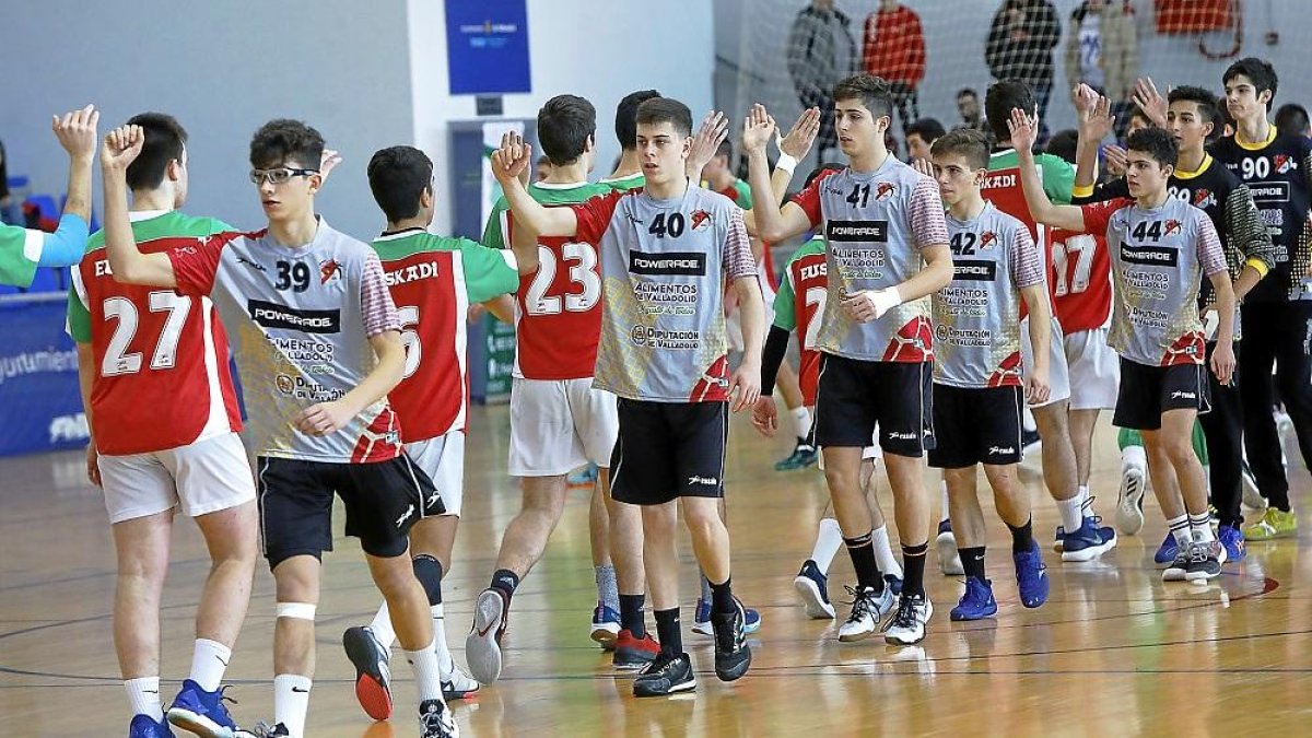 Los jugadores cadetes de Castilla y León saludan a los rivales antes de comenzar el choque.-J.M. LOSTAU