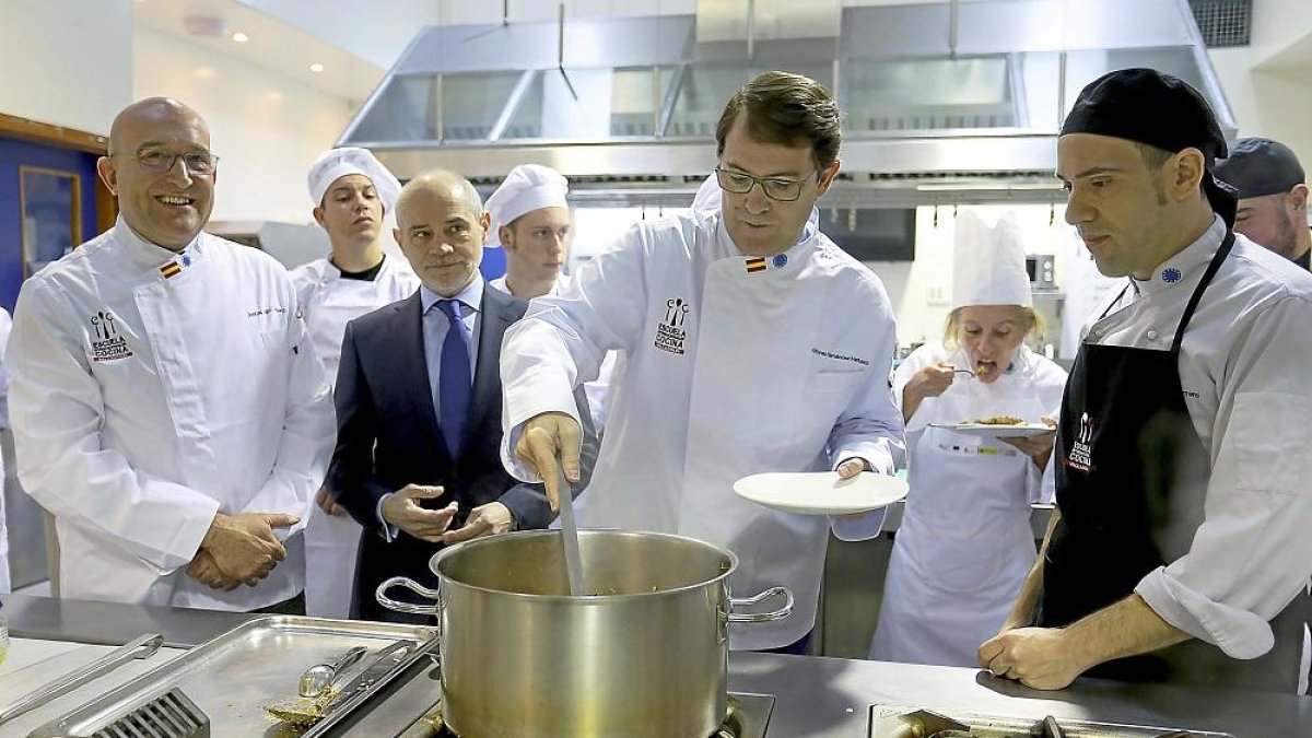 El presidente del Partido Popular de Castilla y León, Alfonso Fernández Mañueco, visitó la Escuela Internacional de Cocina de la Cámara de Comercio de Valladolid-ICAL