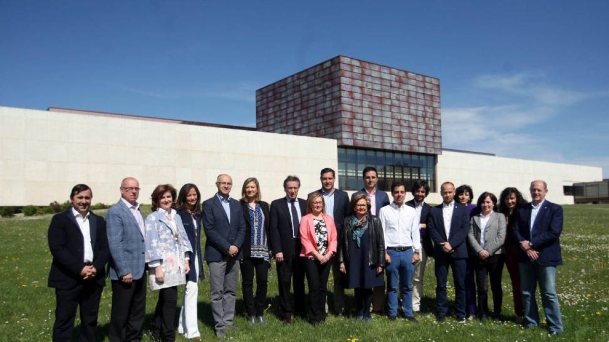 Foto de familia la candidatura autonómica del PP que se presentará a las próximas elecciones del 24 de mayo-Ical