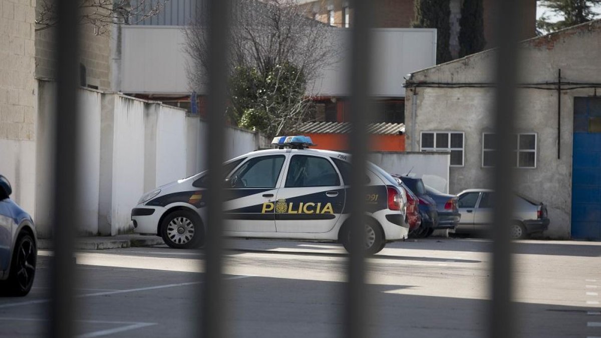 Un vehículo del Cuerpo Nacional de Policía, ayer por la mañana, en el parking del Tanatorio El Salvador.-J. CASTILLO