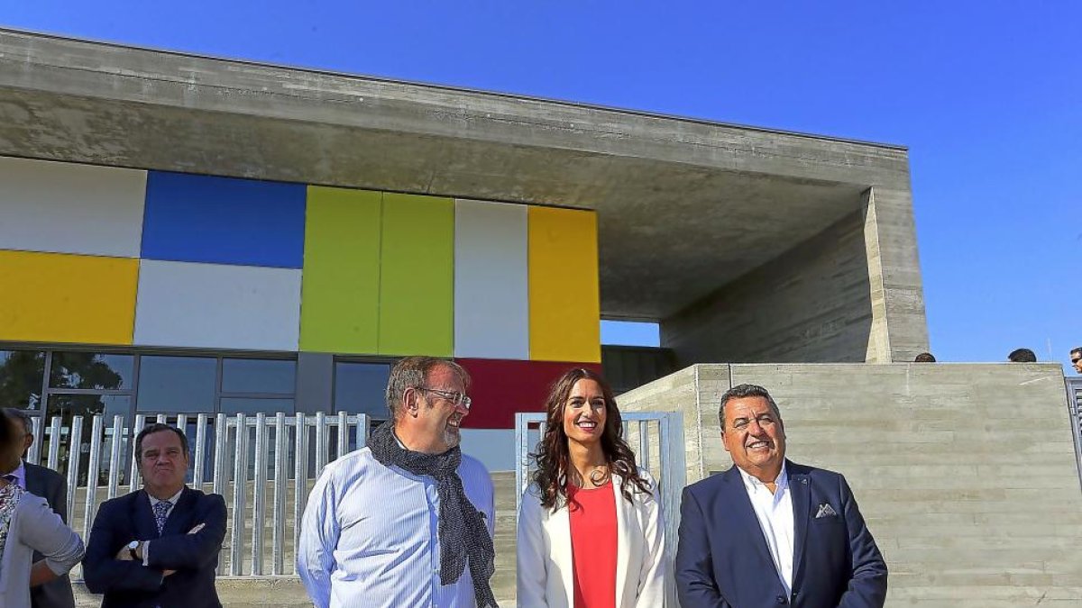 El consejero de Educación, la directora del centro y el alcalde de Arroyo, ante el edificio del colegio.-ICAL