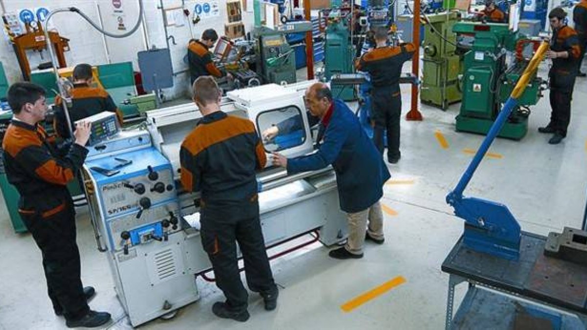 Varios jóvenes en un taller de un centro de formación profesional.- E. M.