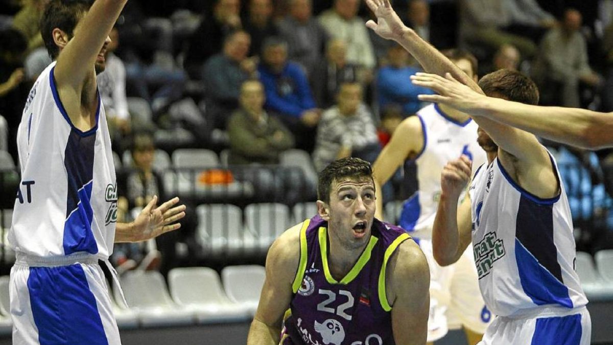 Sergio de la Fuente rodeado de dos jugadores del CB Prat Joventut-El Mundo