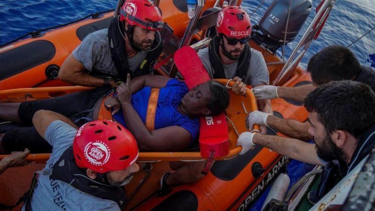 La única superviviente hallada en el barco medio hundido en aguas de Libia, este martes.-JUAN MEDINA (REUTERS)