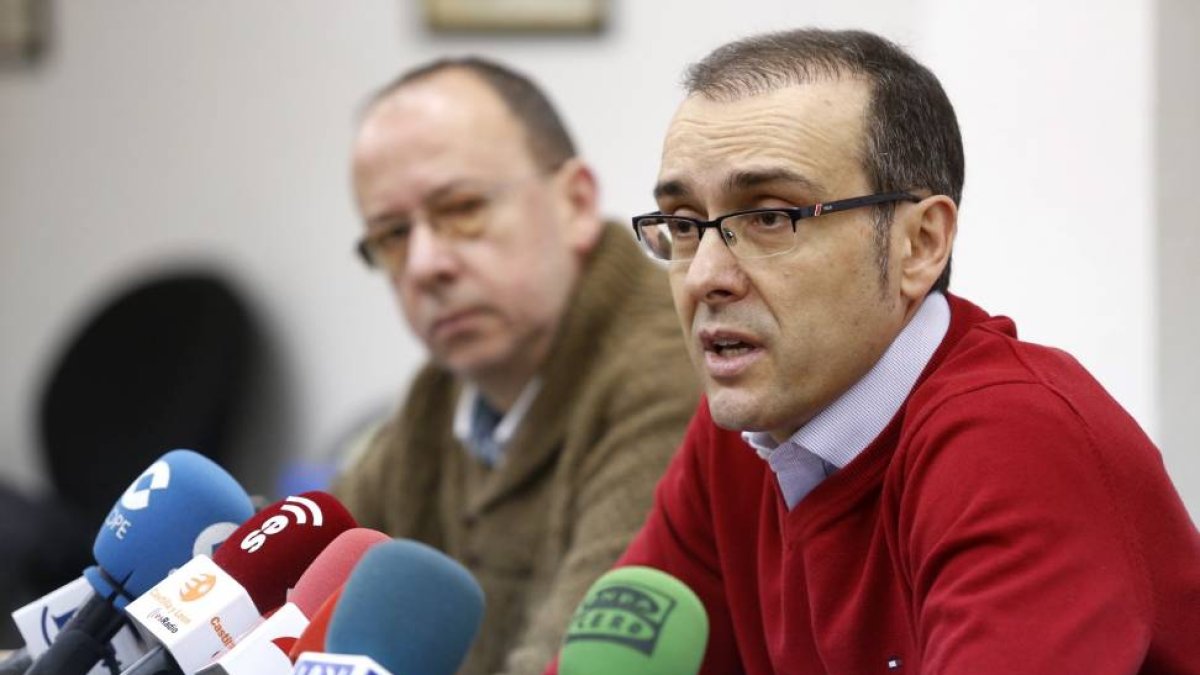 Los secretarios generales de UGT y CCOO, Manuel Mayo (D) e Ignacio Fernández-Ical