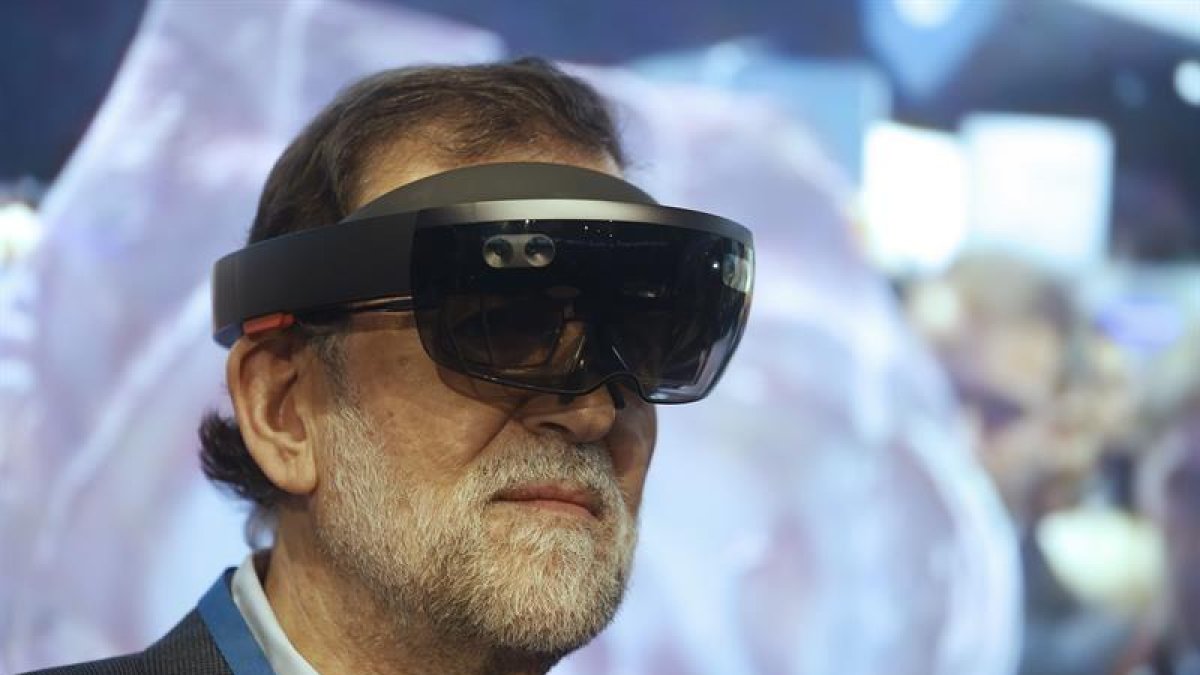 El presidente del Gobierno y líder del PP, Mariano Rajoy, con unas gafas de realidad virtual tras su llegada a la segunda jornada del XVIII Congreso nacional del partido que se celebra este fin de semana en la Caja Mágica, en Madrid.-EFE