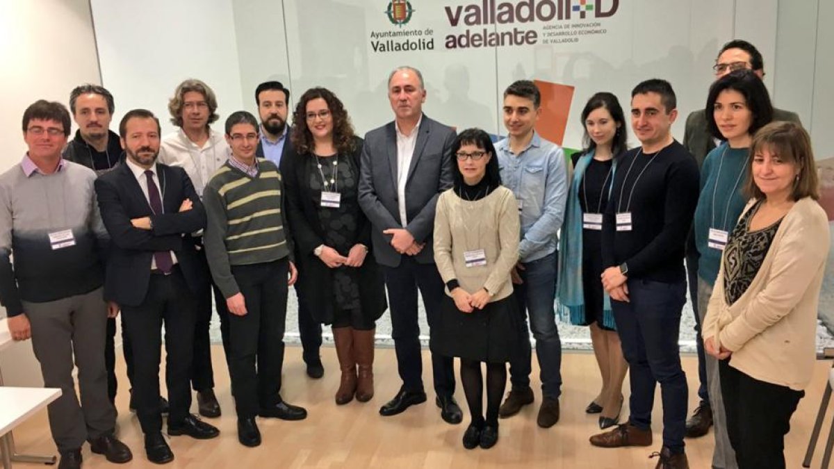 El concejal de Hacienda, en el centro, con participantes en la presentación del programa Retorno del Talento.-EL MUNDO