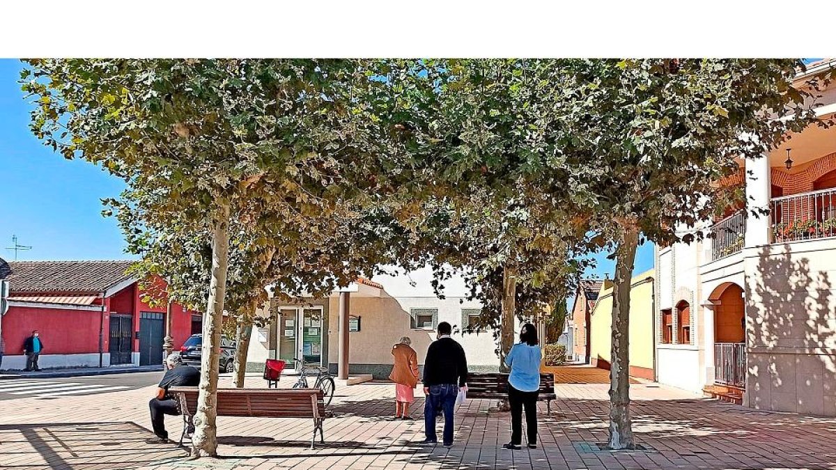 Varios vecinos guardan cola en el consultorio de Aldeamayor, ayer. R. G: EL MUNDO