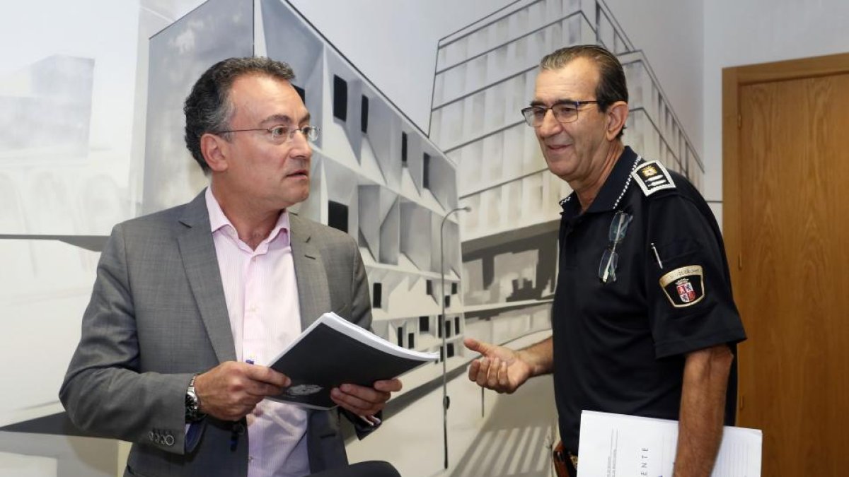 El concejal de Seguridad y Movilidad de León, Fernando Salguero y el intendente jefe de la Policía Local, Martín Muñoz.-ICAL