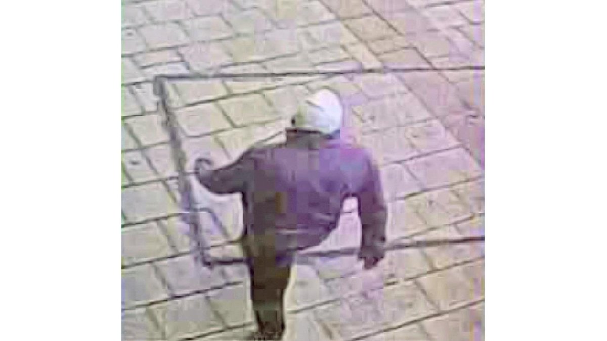 El asalto a la casa de ‘Mari’ fue grabado por las cámaras de un banco y de un bar.-E.M.