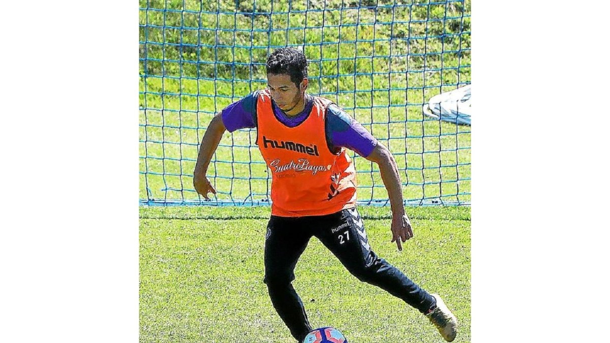 Anuar prepara un pase durante el entrenamiento de ayer en los Campos Anexos-J.M. Lostau
