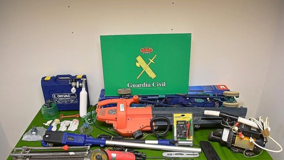 Botin recuperado por la Guardia Civil a los dos detenidos de Tudela.-E. M.
