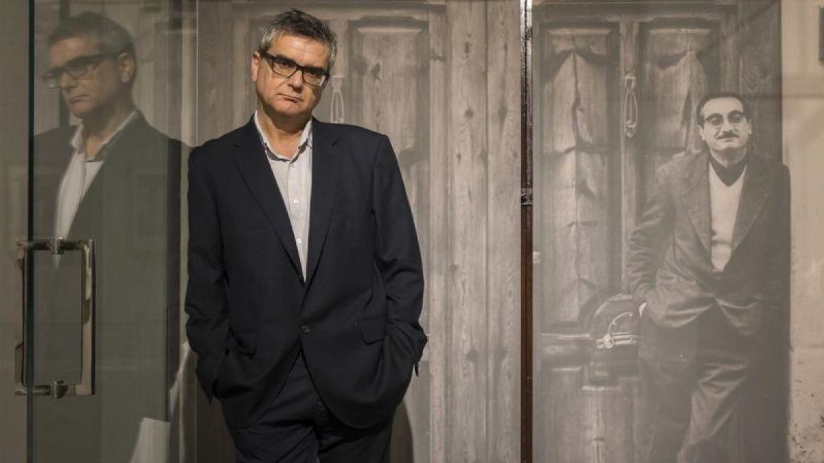Francesc Bayarri, autor del libro Matar Joan Fuster, en la casa del escritor, donde sufrió el atentado en 1981.-MIGUEL LORENZO