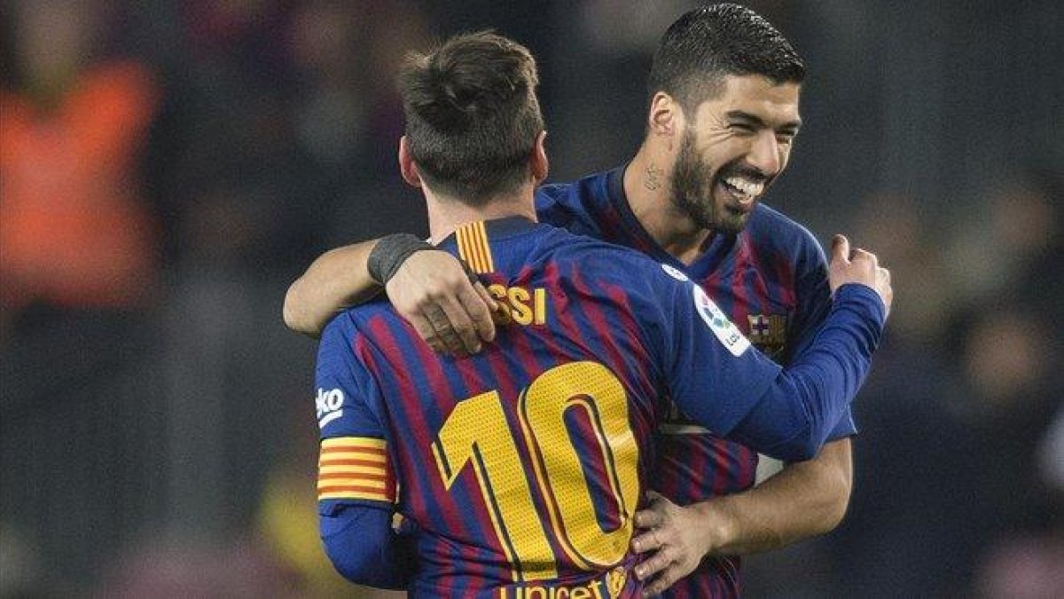 Messi y Suárez festejan un gol en el Camp Nou.-JORDI COTRINA
