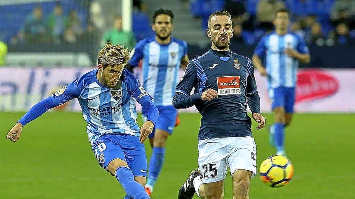 Keko chuta en el partido Málaga-Espanyol de la pasada temporada.-MARILÚ BÁEZ / MÁLAGA HOY