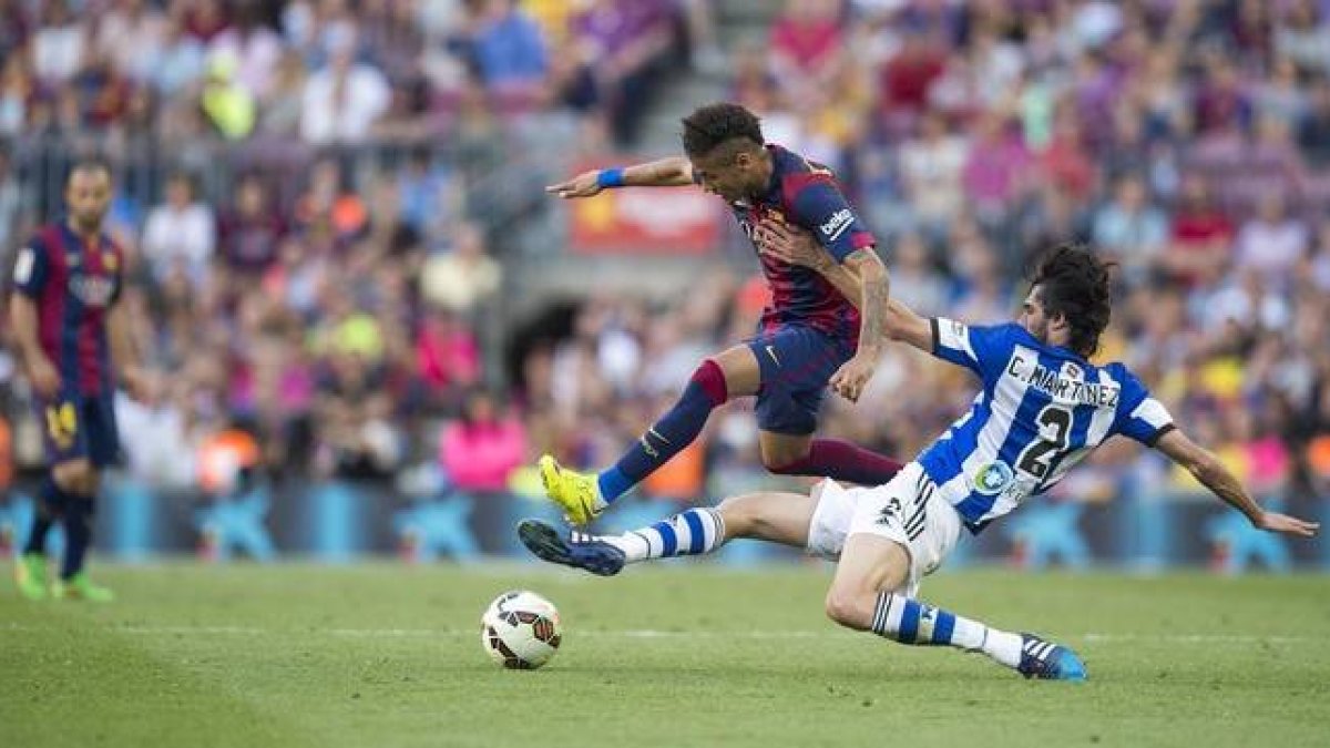 Neymar esquiva la entrada de Carlos Martínez.-Foto: JORDI COTRINA