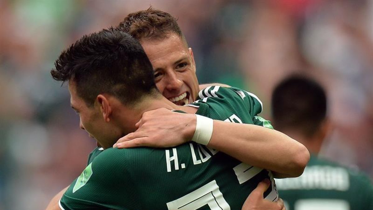 Lozano recibe la felicitación por su gol.-EFE