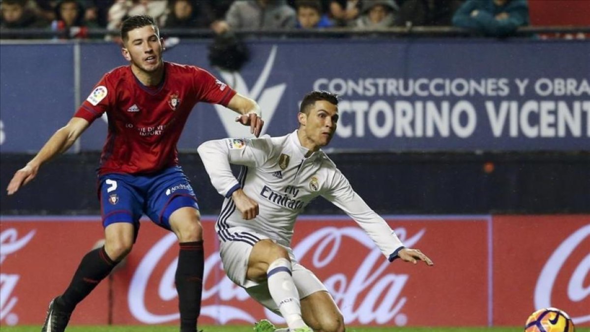 Ronaldo disputa un balón en el encuentro del sábado ante Osasuna.-REUTERS