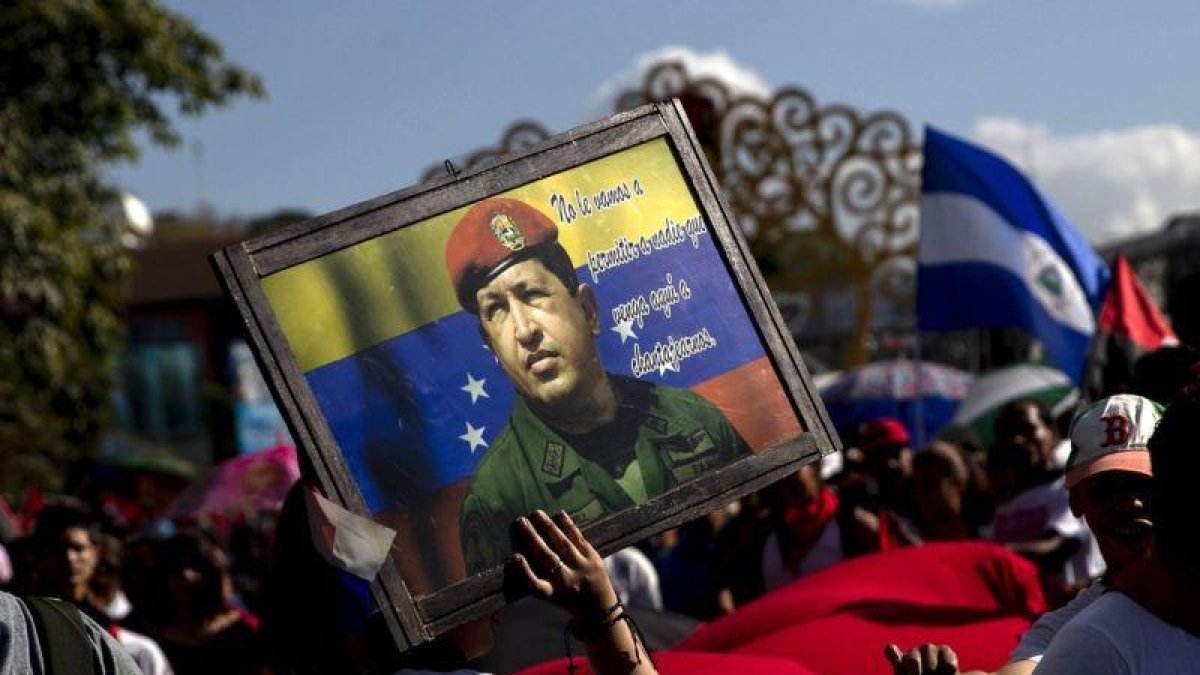 Miembros de la Juventud Sandinista y trabajadores del Estado participaron en una caminata con banderas de Venezuela y cuadros con el rostro de Chávez.-EFE