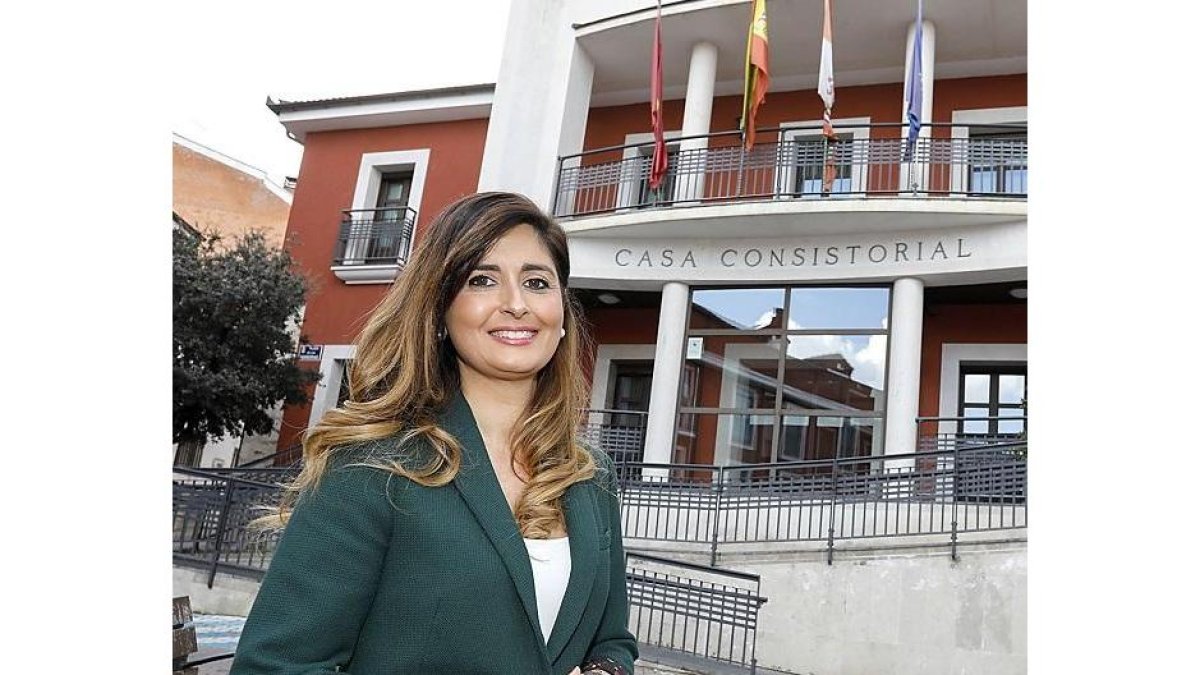 La alcaldesa de Zaratán, Susana Suárez, frente a la fachada de la Casa Consistorial.-J.M. LOSTAU