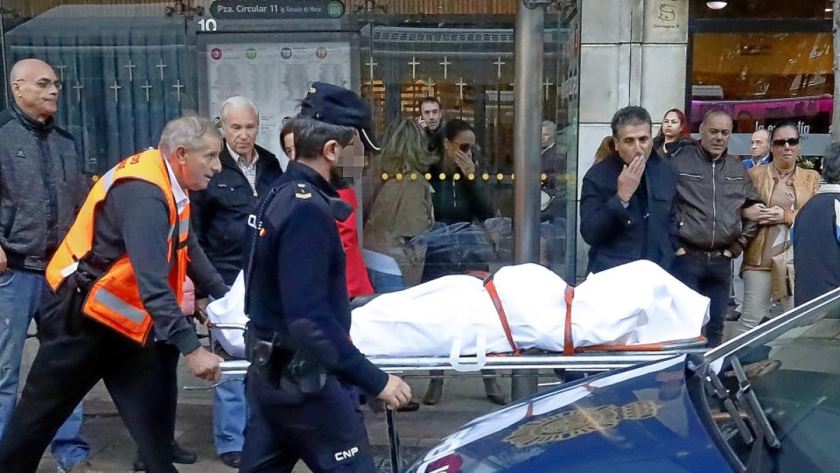 Persopnal funerari retira el cuerpo de María Aguña, de 73 años, un día después de su supuesto homicidio. J.M. LOSTAU