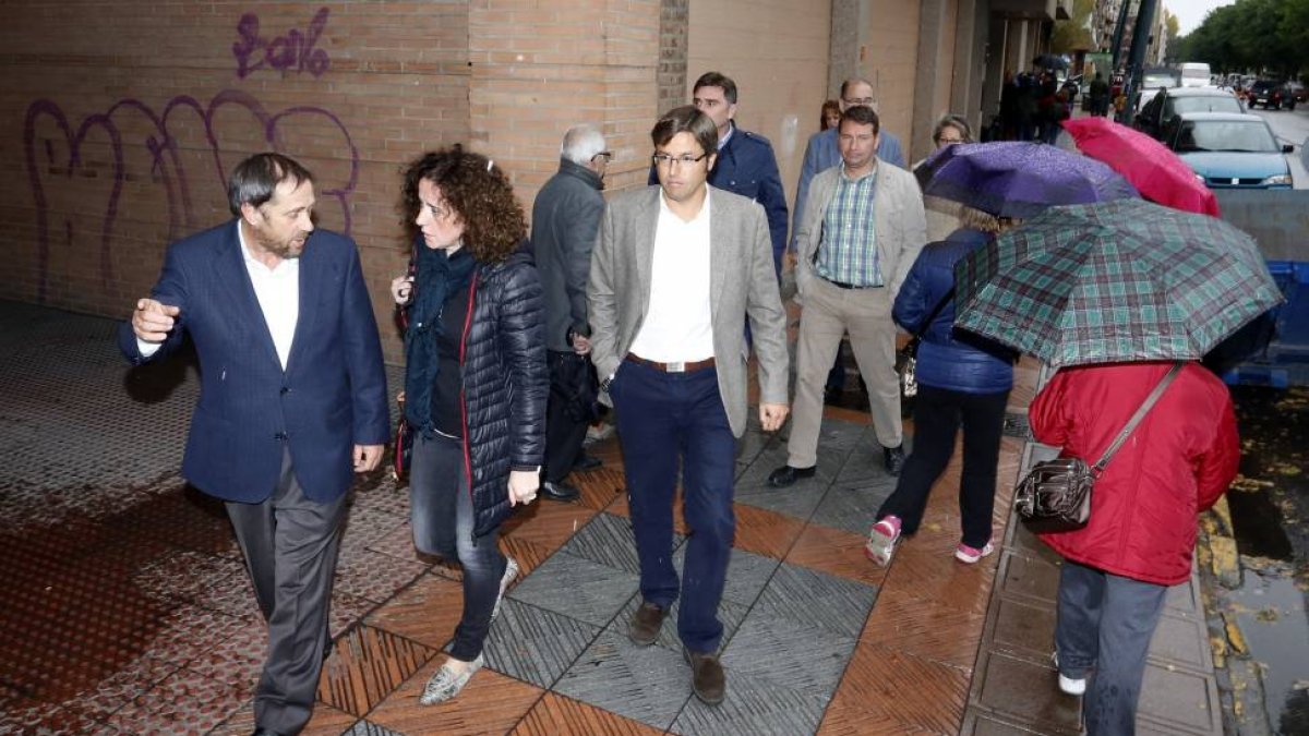 El diputado de Deportes, Emilio Orejas (C), sucederá a Marcos Martínez como presidente de la Diputación de León. En la imagen, a la salida de una reunión con el presidente del partido en funciones, Eduardo Fernández-Ical