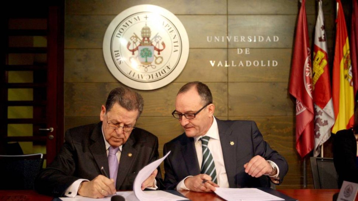 El rector de la Universidad de Valladolid, Daniel Miguel (D) y el presidente de la Asociación Española contra el Cáncer, Francisco Javier Arrollo-Ical