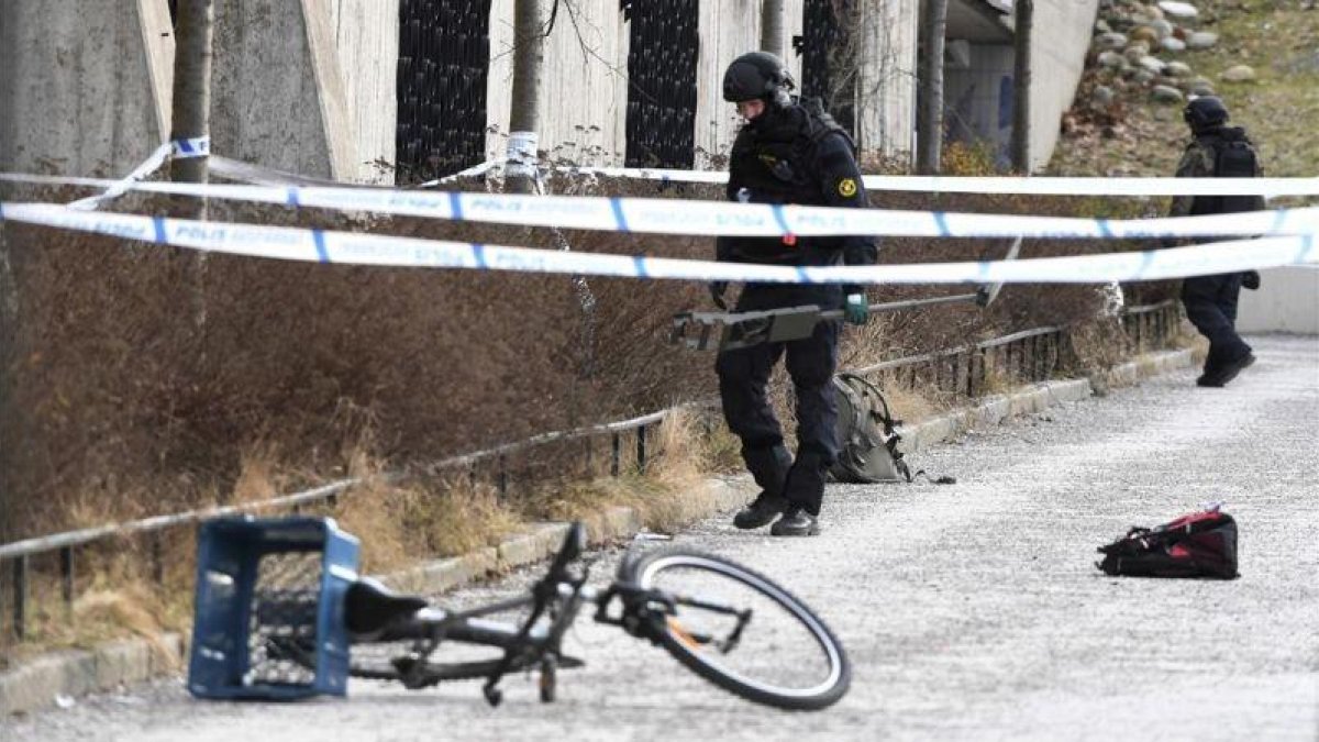 La policía ha acordonado el área fuera de la estación de metro Varby Gard, al sur de Estocolmo, donde dos personas resultaron heridas por algún tipo de explosivo en Estocolmo.-HENRIK MONTGOMERY (AP)