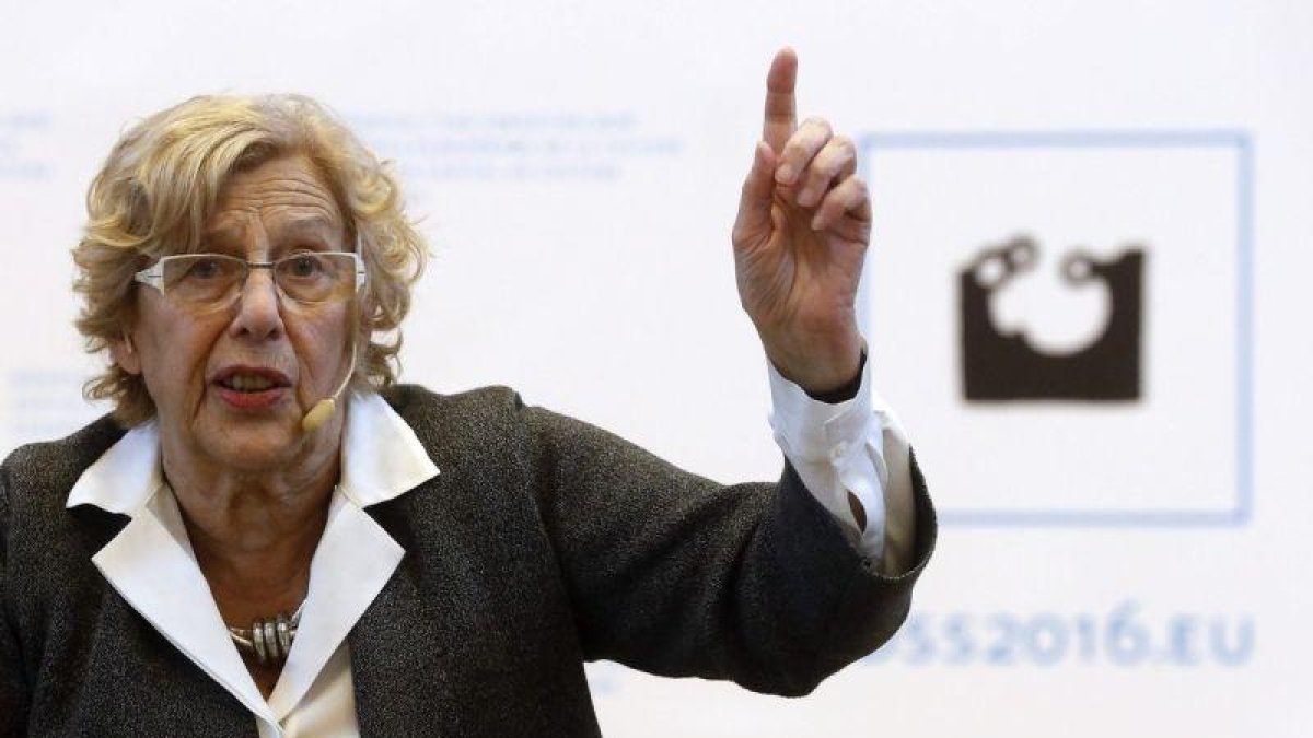 La alcaldesa de Madrid Manuela Carmena durante su intervención un encuentro de regidores municipales por la paz.-JAVI ETXEZARRETA (EFE)