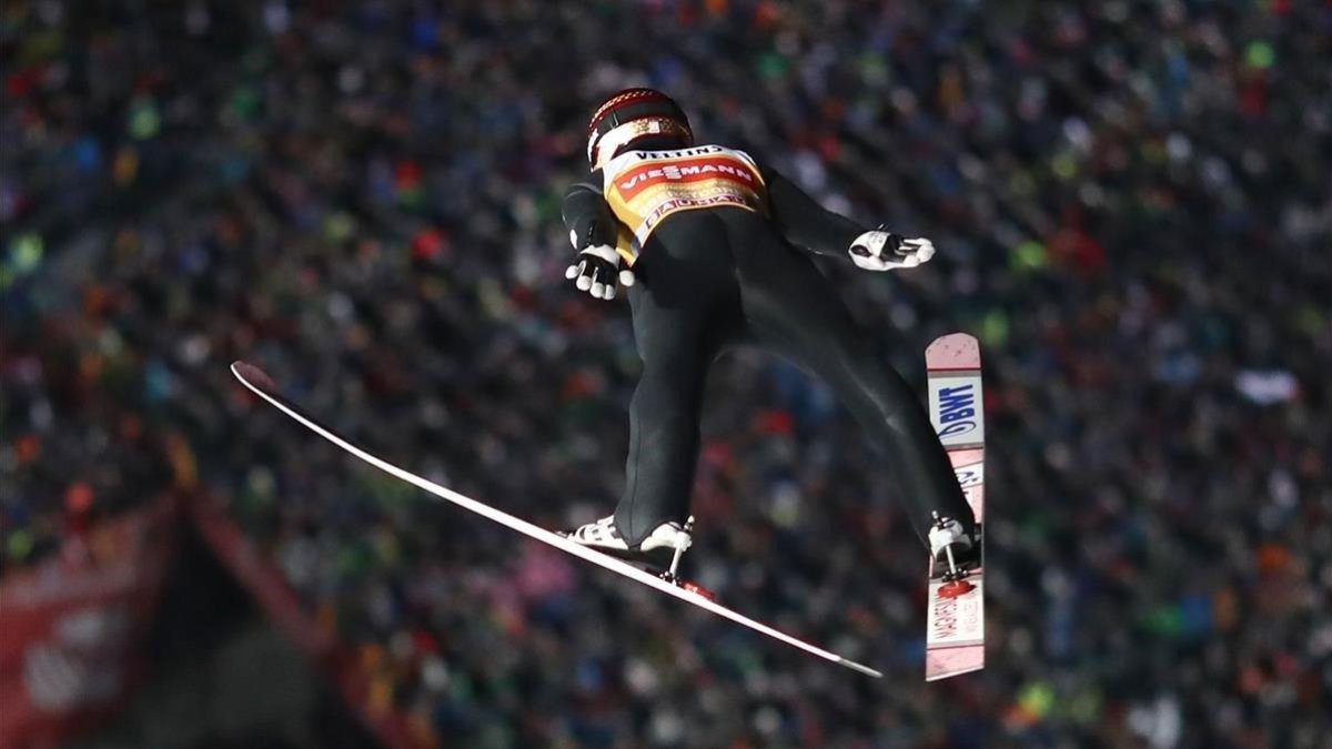 Kobayashi sobrevuela a los espectadores en el trampolín de Oberstdorf-